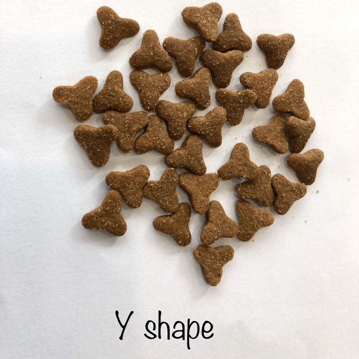 Thailand dog feeddog food Puppy and small dog breeds Weight : 500 g , 1 kg , 3.5 kg , 20 kg Guaranteed analysis ; Protein 26% Fat 7% Fiber 5% Moisture 10% All our product is made with high quality ing